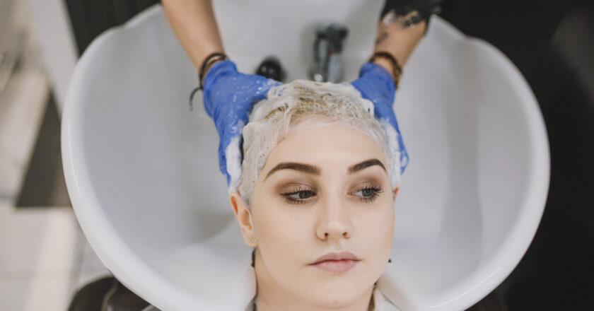 Ammóniamentes hajfesték: miért választják egyre többen a kíméletes hajszínezést?